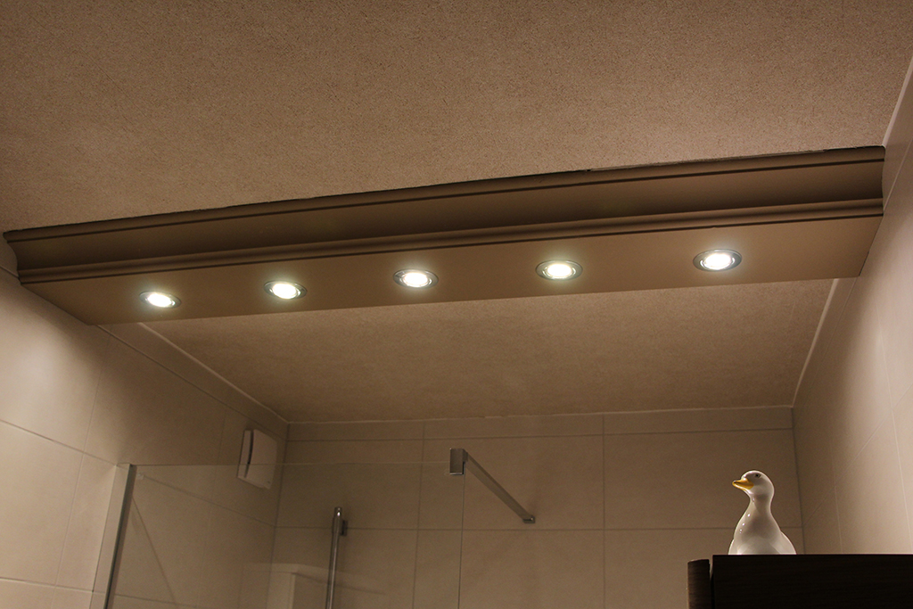 Direkte Beleuchtung im Badezimmer mit dem Decken-Profil BSKL-380A-PR.